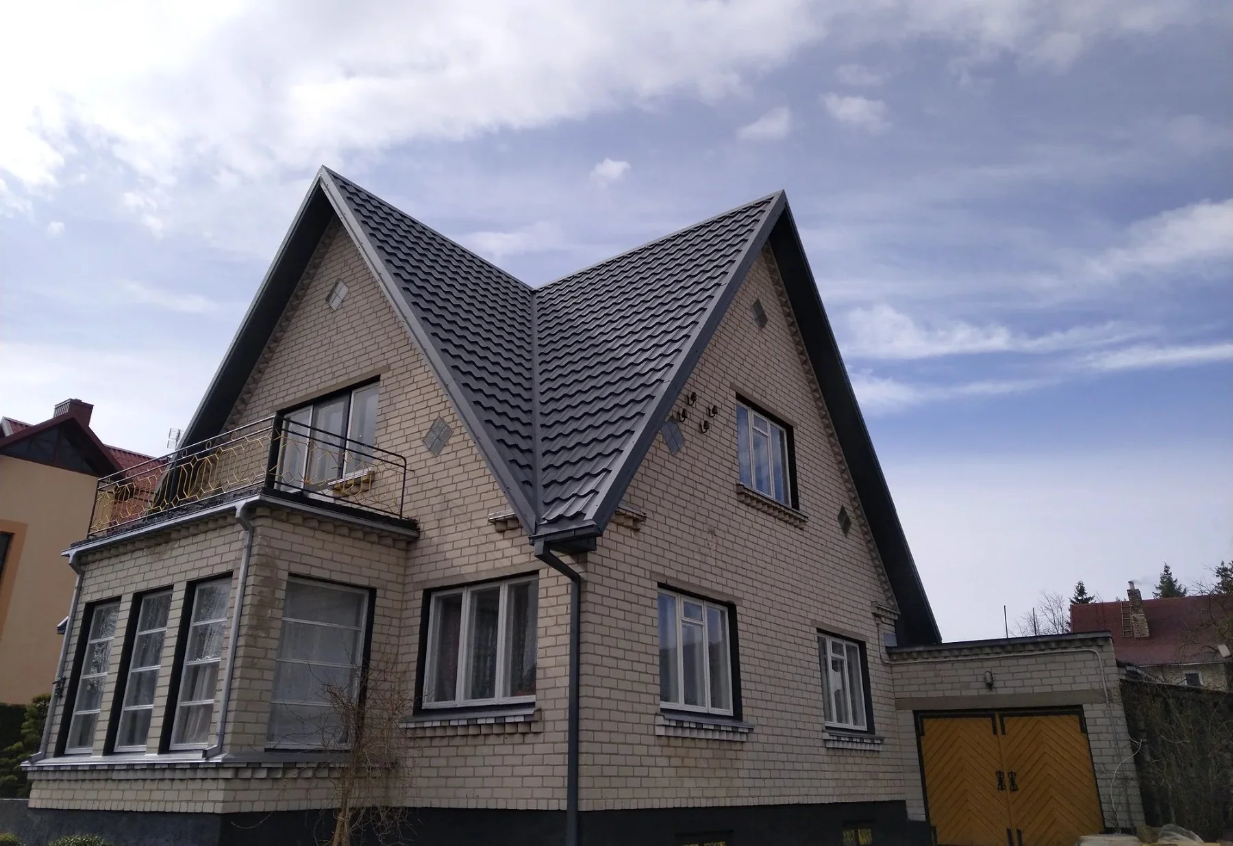 Mūrinio namo šlaitinis stogas su kelių šlaitų sandūromis
