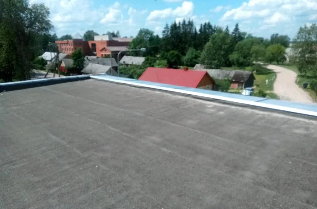Plokščio stogo danga su skardos kraštu